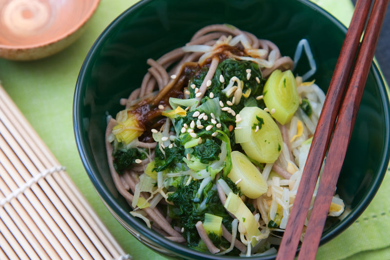 Effilochée de chou et de cébettes à la citronnelle aux pâtes Soba