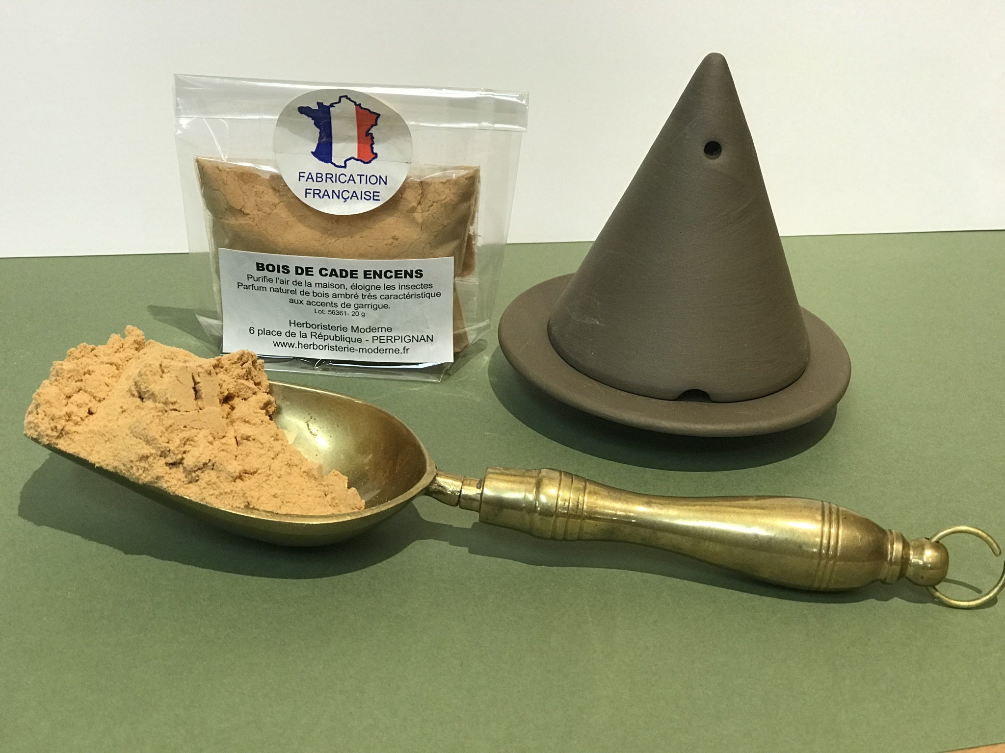 DIFFUSEUR POUDRE BOIS DE CADE & ENCENS LAMPE MERLIN COLORIS TERRACOTA MARRON FONCE MAT